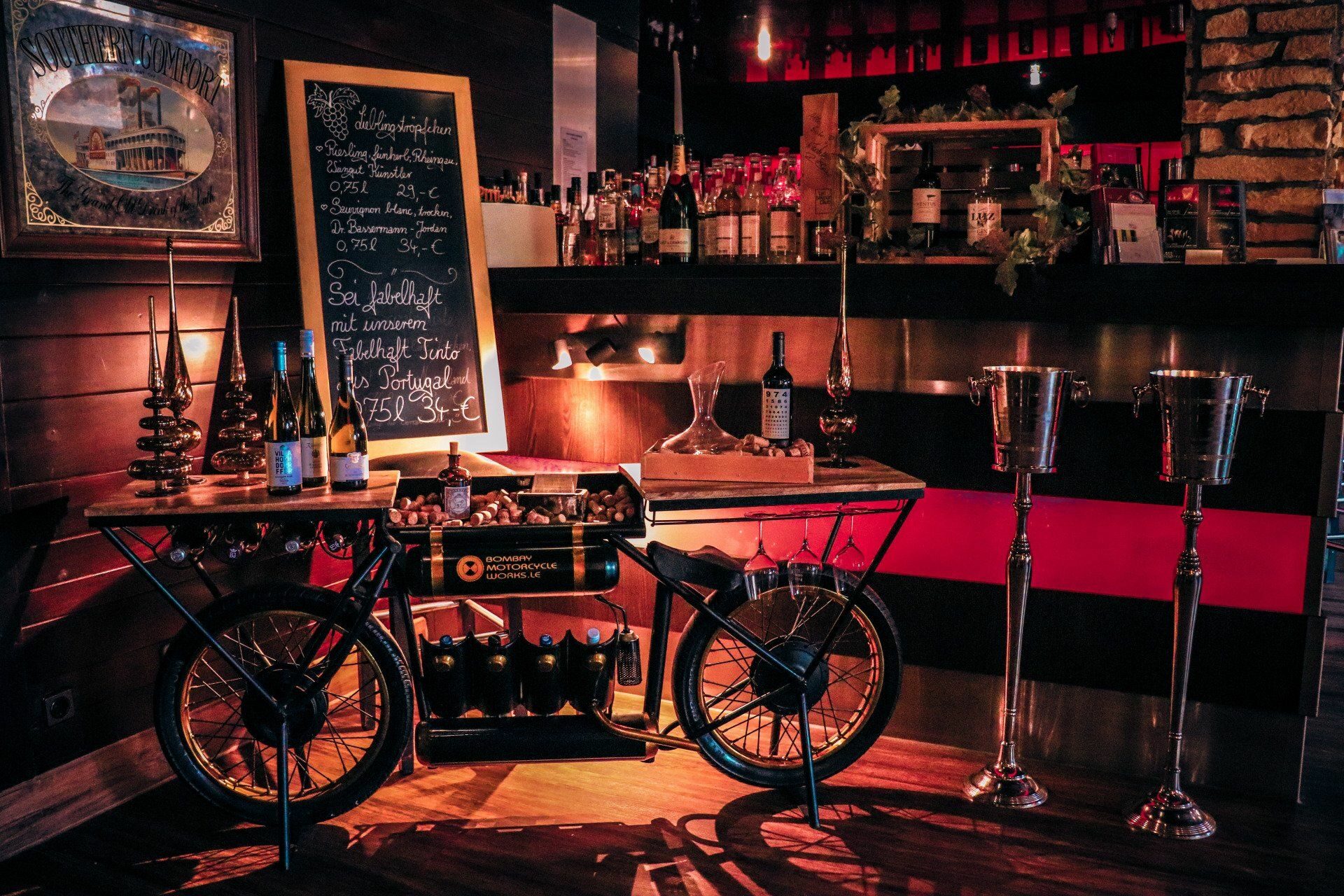 Rote Bar der Villa Lacus